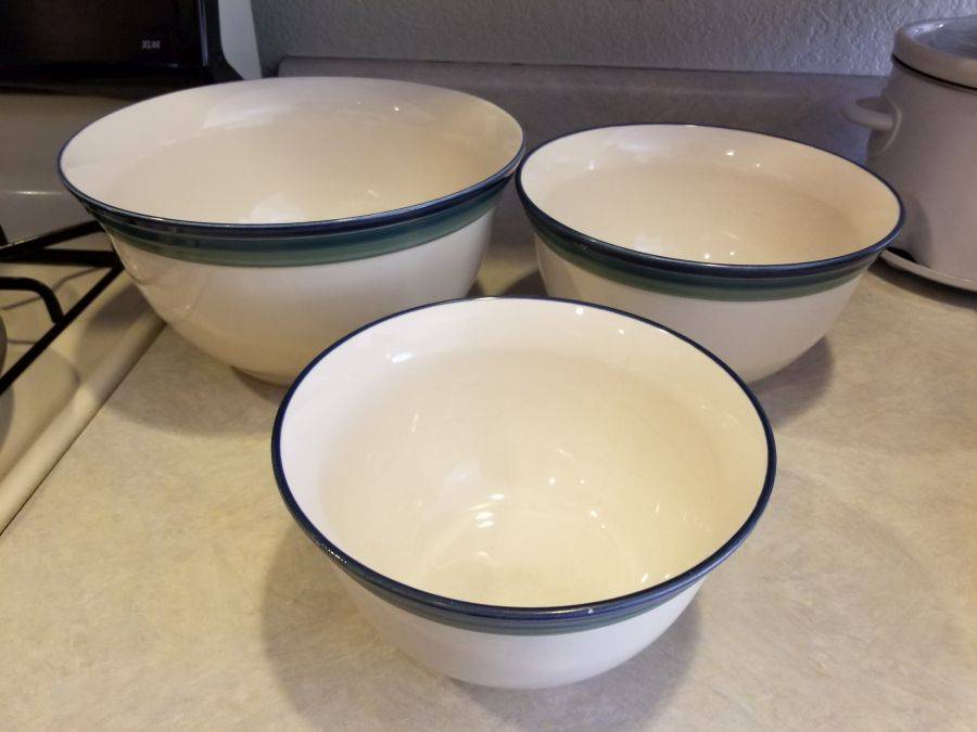 Pfaltzgraff mixing outlet bowls