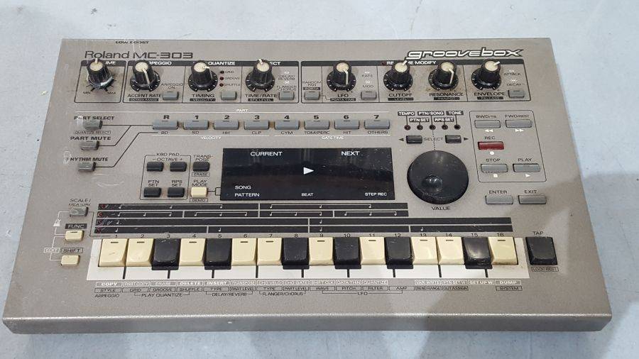 Roland MC-303 Groovebox Auction | Auction Synergy