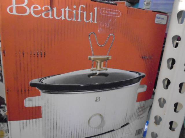 Beautiful 8QT Slow Cooker, White Icing by Drew Barrymore Auction
