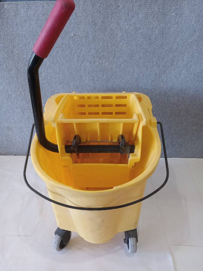 Sold at Auction: Rubbermaid Commercial Mop Bucket