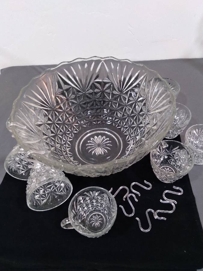 Beautiful Vintage Anchor Hocking Arlington Punch Bowl Set. 8 Cups 8 Cup  Hooks And Punch Bowl Auction