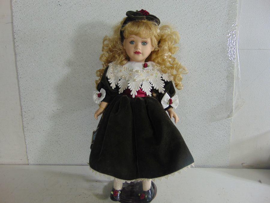 Victorian Collection Limited Edition Genuine Porcelain Doll,Blonde Hair,  Dark Green Dress Auction | Auction Synergy