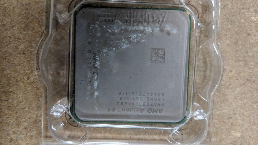 AMD Athlon 64 3000 1.8GHz ADA3000DAA4BW Processor with Heatsink